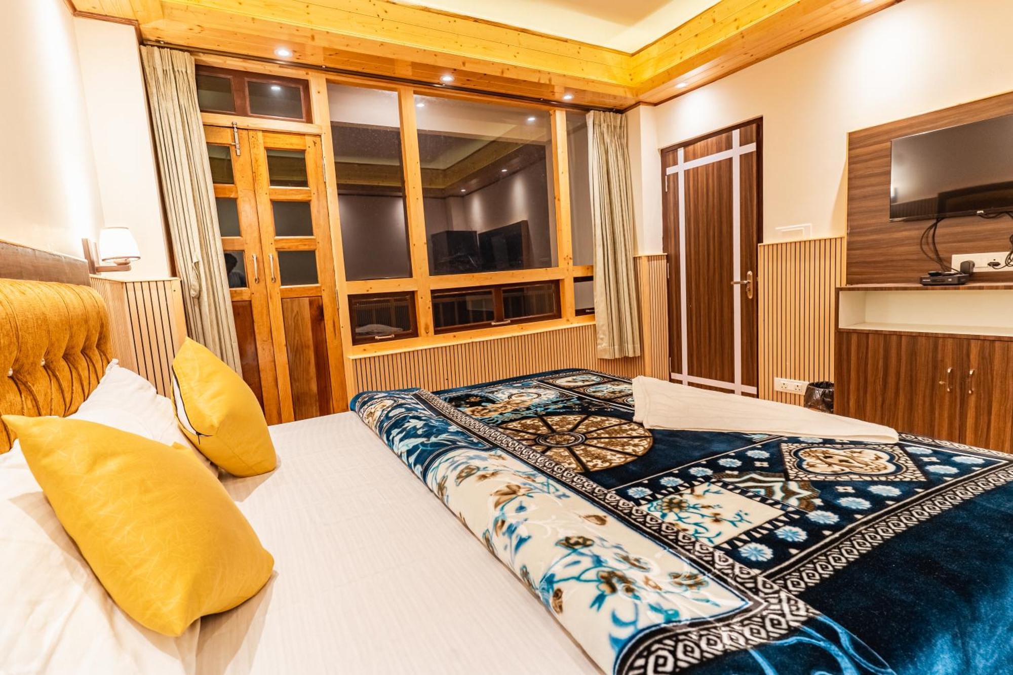 The Golden Retreat In Hotel Pelling