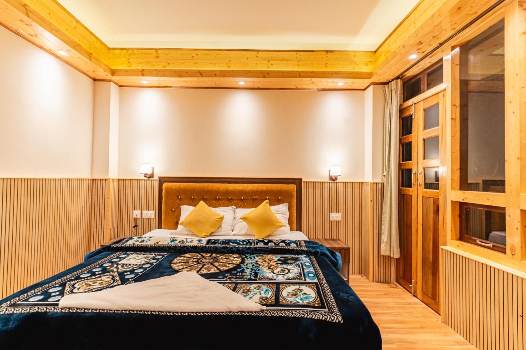 The Golden Retreat In Hotel