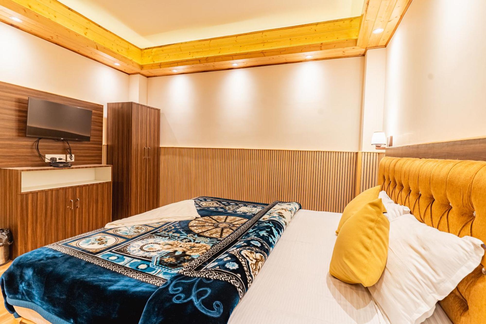 The Golden Retreat In Hotel Pelling