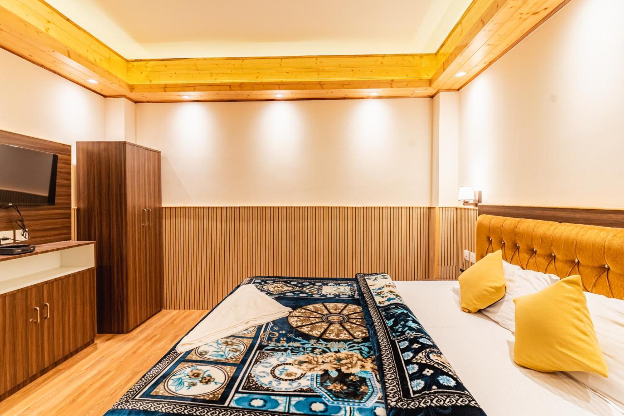 The Golden Retreat In Hotel Pelling