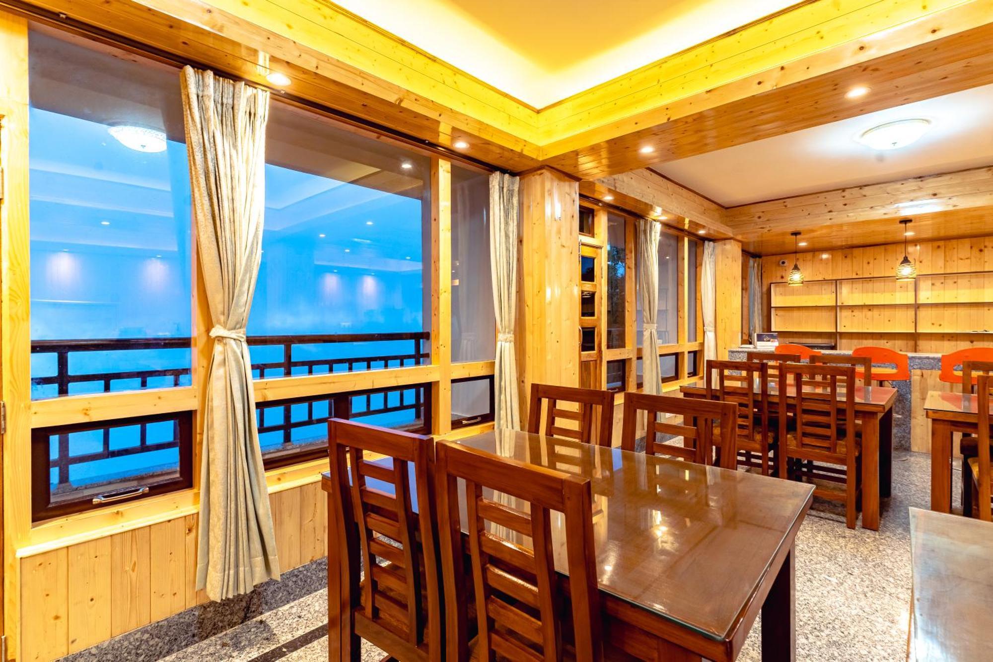 The Golden Retreat In Hotel Pelling