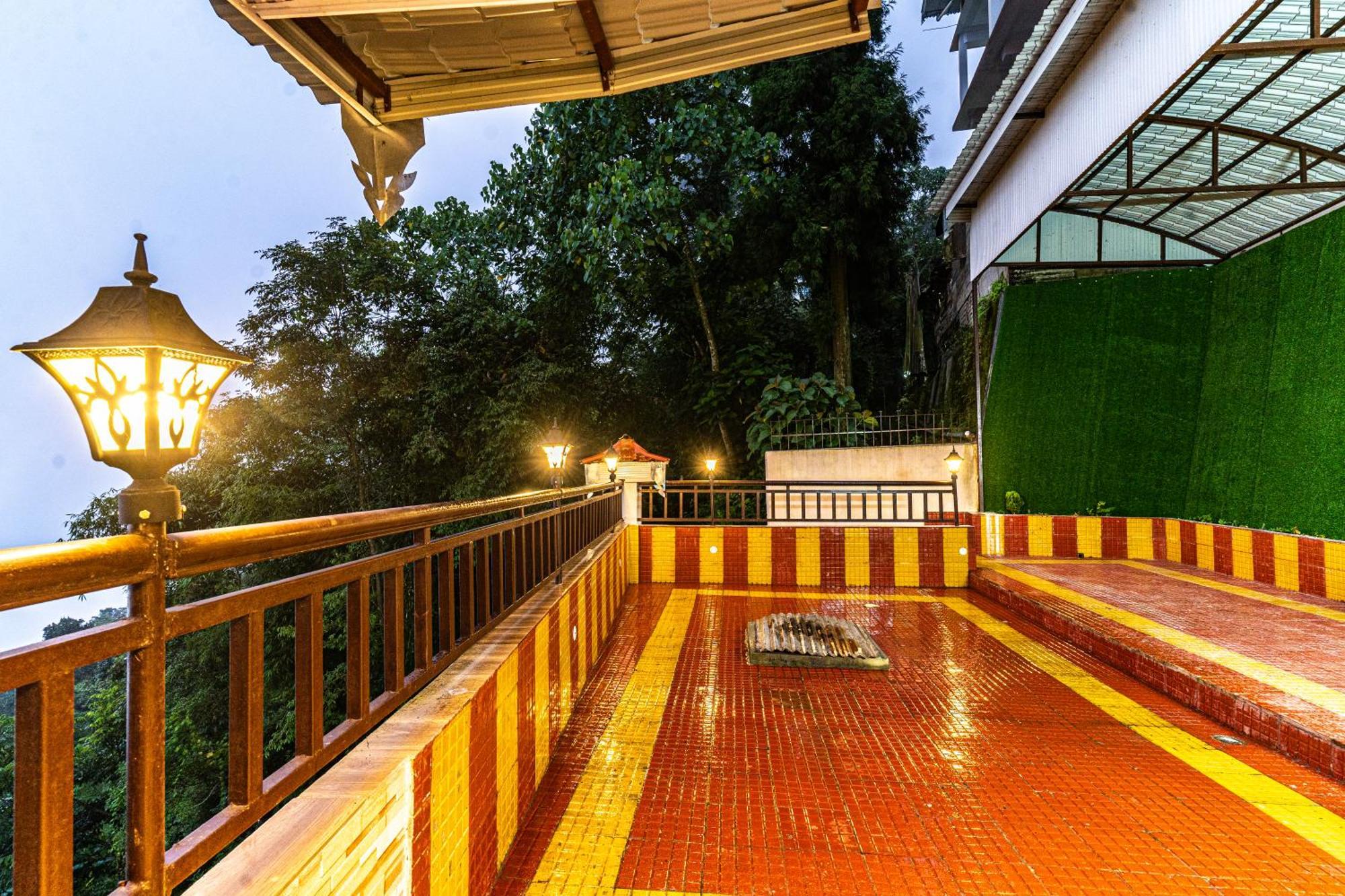 The Golden Retreat In Hotel