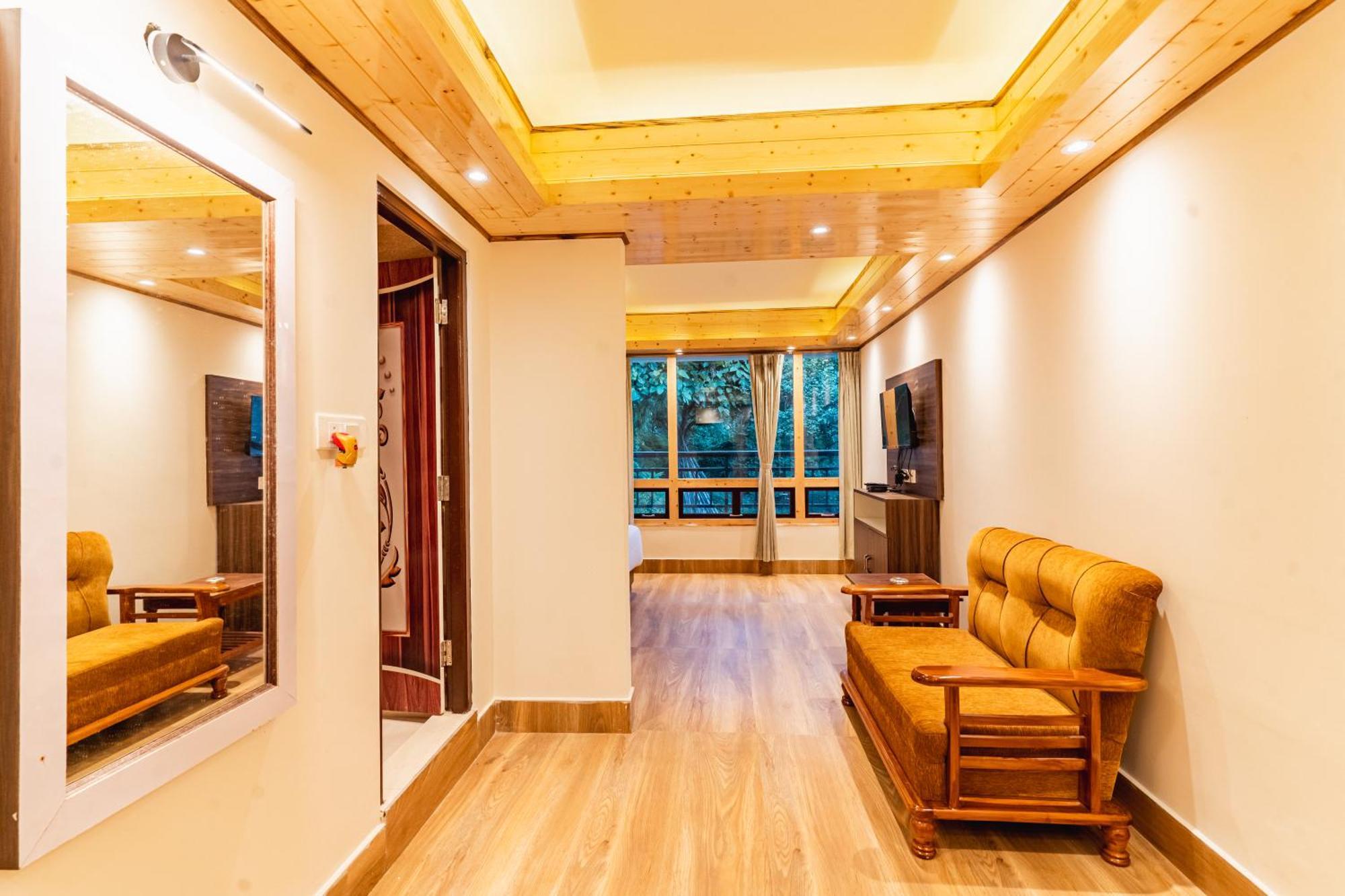 The Golden Retreat In Hotel