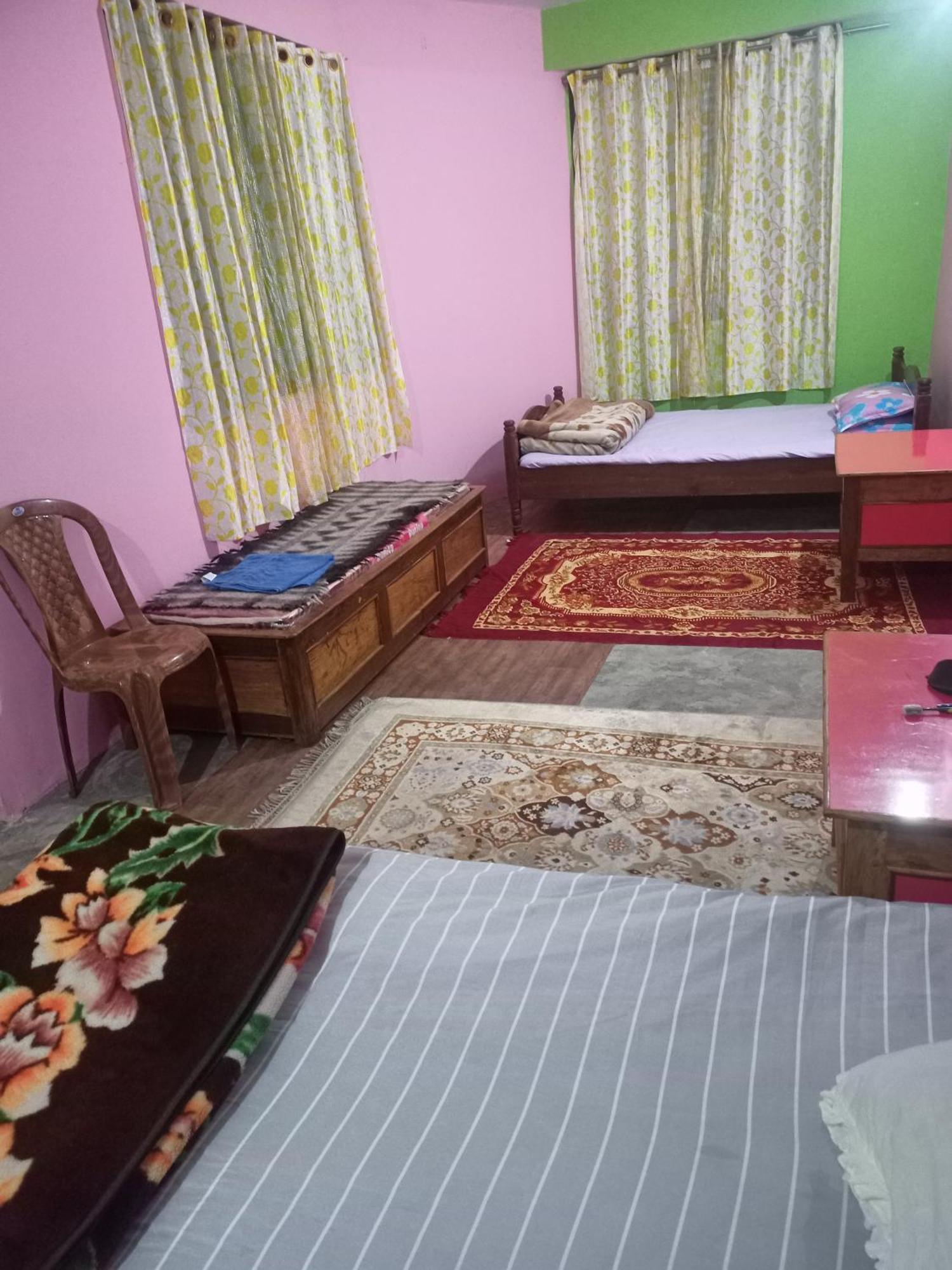 Hostel Lamchanay & *