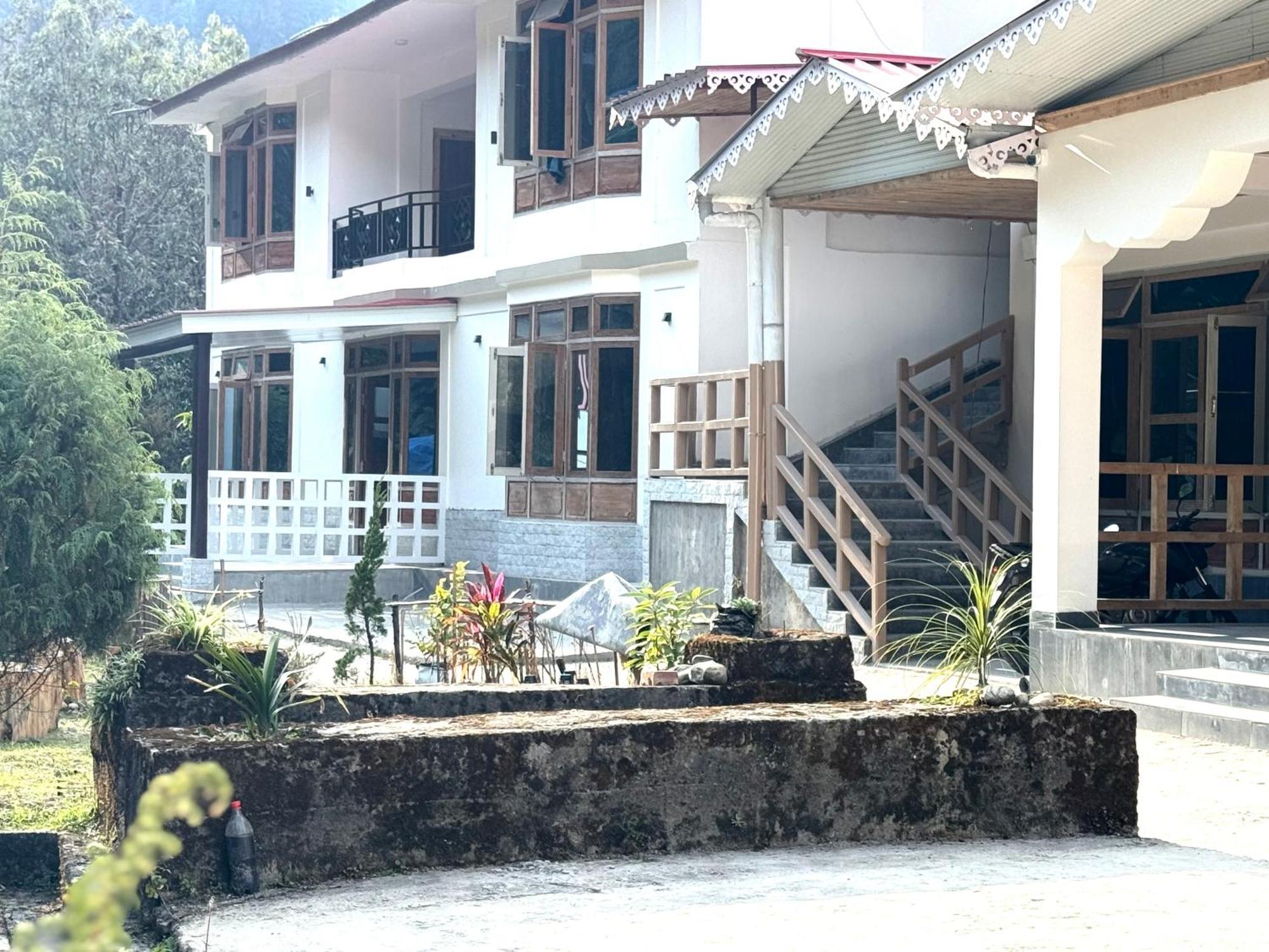 The Singyang Village Estate Pelling