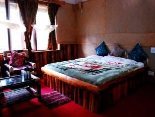Cherry Village Hotel Pelling